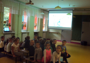 Dzieci oglądają bajkę edukacyjną na temat mycia rąk